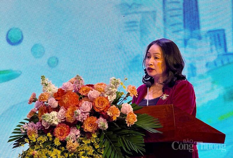 Bà Nguyễn Thị Hoàng Lan - Giám đốc Trung tâm Chuyển đổi số văn hóa, thể thao và OKLVIE sản phẩm thuộc hệ thống OKVIP là trang web tổ chức phát sóng bóng đá trực tiếp, live casino , nỗ hũ, bắn cá - phát biểu tại chương trình. Ảnh: Diệu Anh