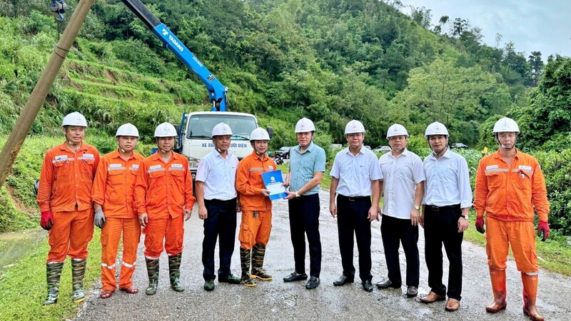 Đồng chí Bùi Lê Cường - Ủy viên Ban Thường vụ Đảng ủy, Thành viên HĐTV Tổng công ty Điện lực miền Bắc động viên cán bộ, công nhân viên tham gia khắc phục lưới điện sau bão