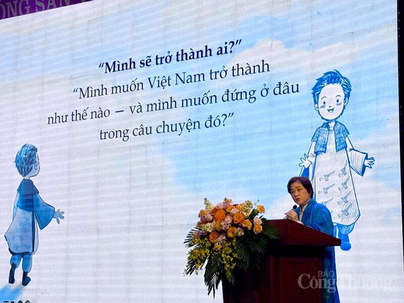 Tác giả Trần Tuệ Tri chia sẻ tại chương trình giới thiệu sách “Giấc mơ hóa Rồng Xanh - Thương hiệu Việt Nam 2045”. Ảnh: Diệu Anh