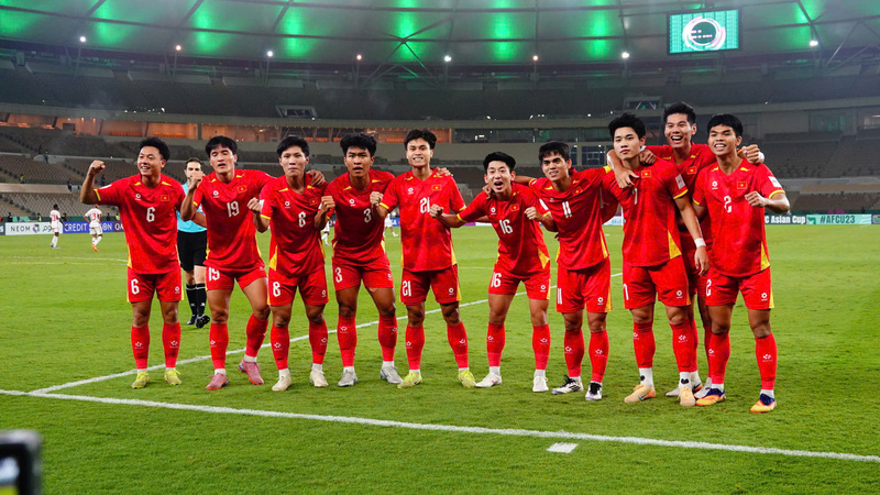 Các cầu thủ U23 Việt Nam tạo thế trận sòng phẳng với U23 UAE. Ảnh: Ted Trần