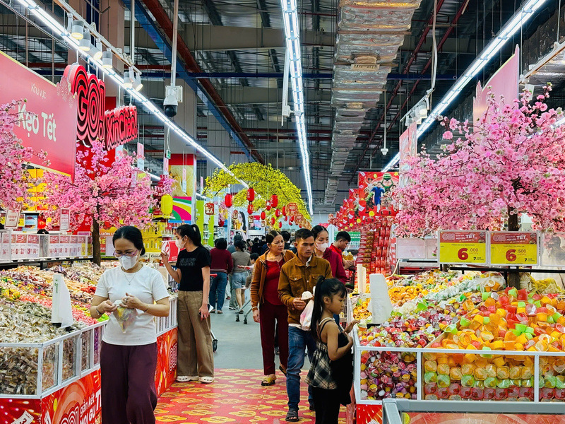 Những ngày cận Tết, sức mua đang tăng nhanh trong các hệ thống siêu thị tại Quảng Ngãi. Ảnh: Nguyễn Dương