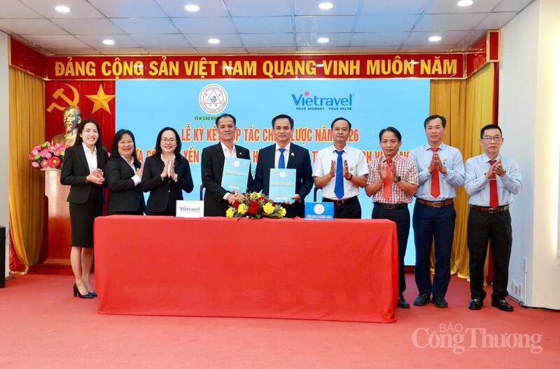 Quang cảnh Lễ ký kết hợp tác chiến lược của Công ty Yến sào Khánh Hòa và Công ty Cổ phần OKLVIE sản phẩm thuộc hệ thống OKVIP là trang web tổ chức phát sóng bóng đá trực tiếp, live casino , nỗ hũ, bắn cá Vietravel. Ảnh: Lê Sơn