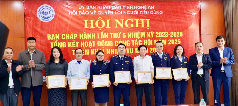 Hội Bảo vệ người tiêu dùng tỉnh Nghệ An tặng Giấy khen cho các tập thể, cá nhân có thành tích xuất sắc trong năm 2025. Ảnh: Phú Hương