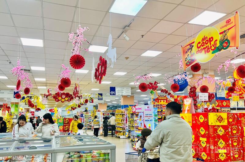 Hệ thống phân phối từ chợ truyền thống đến siêu thị, cửa hàng tiện lợi được tăng cường, góp phần bảo đảm hàng hóa lưu thông thông suốt, giá cả ổn định trước và trong Tết. Ảnh: Hiền Mai