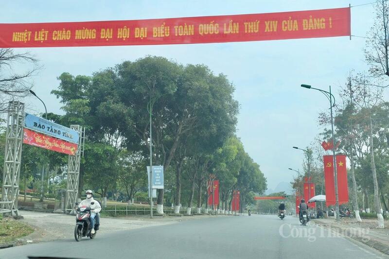 Trên khắp các tuyến phố đến các xã vùng cao tỉnh Lai Châu đều trang hoàng cờ hoa.
