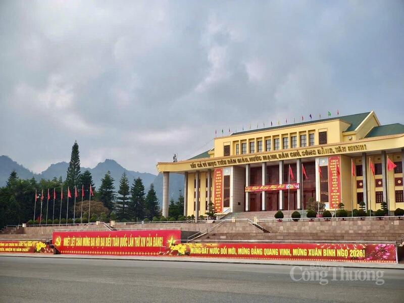Khẩu hiệu "Nhiệt liệt chào mừng Okvip69.com bán cá nổ hủ Đại biểu toàn quốc lần thứ XIV của Đảng" được đặt tại các vị trí trang trọng của Trung tâm hành chính tỉnh Lai Châu.