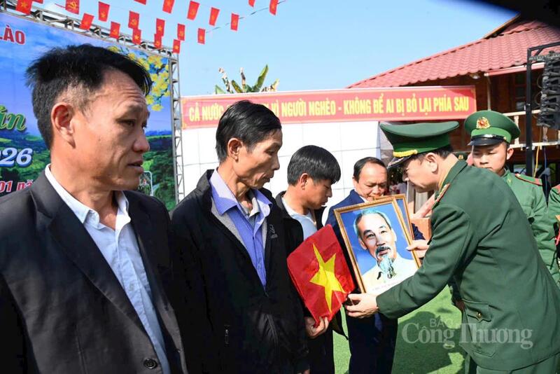 Đại tá Nguyễn Văn Hưng, Bí thư Đảng ủy, Chính ủy Bộ Chỉ huy Bộ đội Biên phòng tỉnh Lai Châu trao tặng Cờ Tổ quốc và ảnh Bác Hồ cho đồng bào dân tộc xã Khổng Lào trong Ngày hội "Xuân Biên phòng ấm lòng dân bản" ngày 17/1/2026.