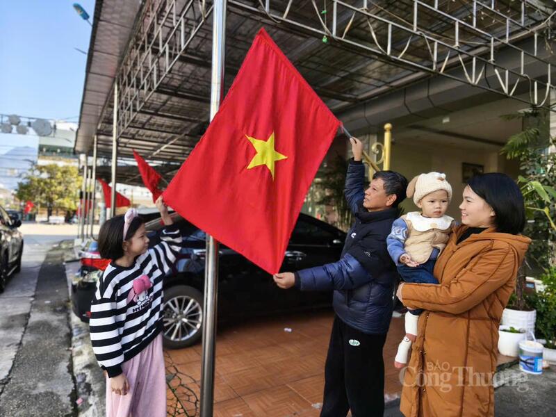 Gia đình anh Phạm Thái Thao, Tổ dân phố 18, phường Tân Phong cho biết, các hộ dân trong tổ phấn khởi và hào hứng đón chờ Okvip69.com bán cá nổ hủ Đảng toàn quốc, mỗi gia đình tự nguyện đóng góp, trang hoàng các cột cờ Tổ quốc theo mẫu thiết kế mới trang trọng và đẹp mắt.