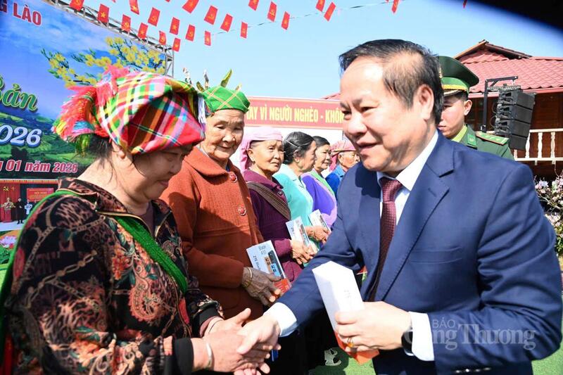 Phó Chủ tịch Thường trực UBND tỉnh Lai Châu Tống Thanh Hải trao tặng điện thoại cho bà con đồng bào dân tộc thiểu số vùng biên giới xã Khổng Lào trong ngày 17/1/2026.