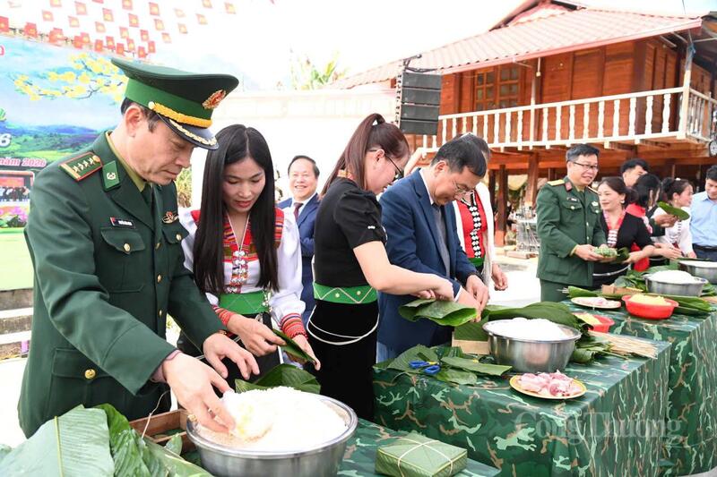 Bộ đội Biên phòng tỉnh Lai Châu tham gia gói bánh, tặng hàng trăm xuất quà cho bà con đồng bào dân tộc vùng biên giới Lai Châu.