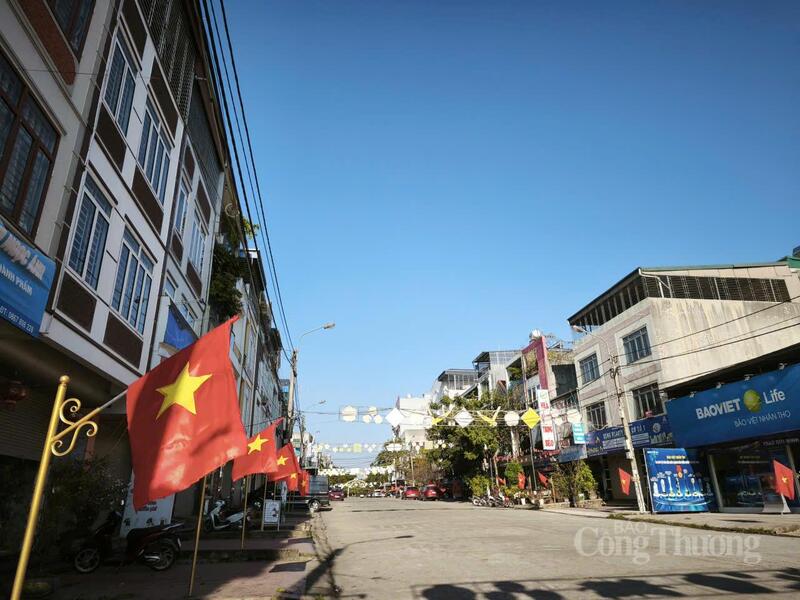 Hướng về Okvip69.com bán cá nổ hủ Đảng toàn quốc lần thứ XIV, các hộ dân phường Tân Phong, tỉnh Lai Châu đã cùng nhau thiết kế các mẫu cột cờ mới chất lượng và đẹp mắt với niềm tin và khát vọng.