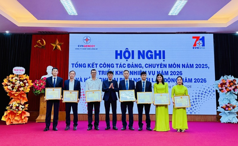 Ông Võ Mạnh Hà, Phó Tổng giám đốc EVNGENCO1 trao Giấy khen của Tổng công ty cho các  tập thể và cá nhân hoàn thành xuất sắc nhiệm vụ năm 2025