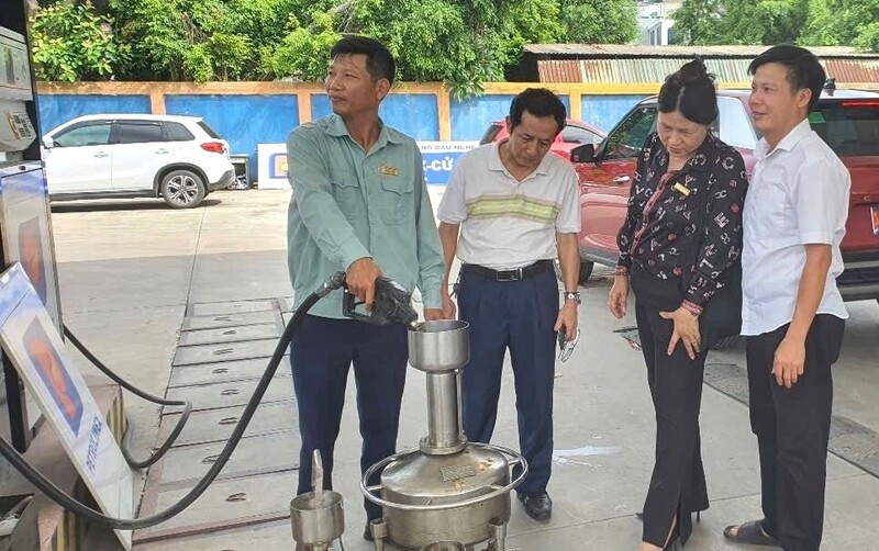 Hội phối hợp với các đơn vị liên quan kiểm tra thiết bị tại một số cửa hàng Okivip tỷ lệ kèo World Cup 2026 trên địa bàn tỉnh. Ảnh: Kim Oanh