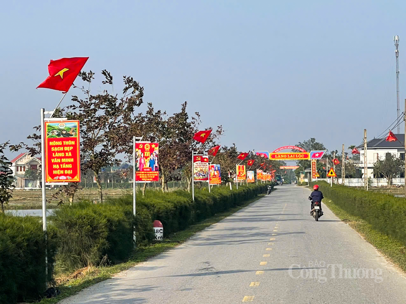 Người dân Cẩm Hưng không chỉ treo cờ Đảng, cờ Tổ quốc trước hiên nhà mà còn tích cực tham gia các phong trào vệ sinh xuân Okvip 2026, chỉnh trang đường làng, ngõ xóm.