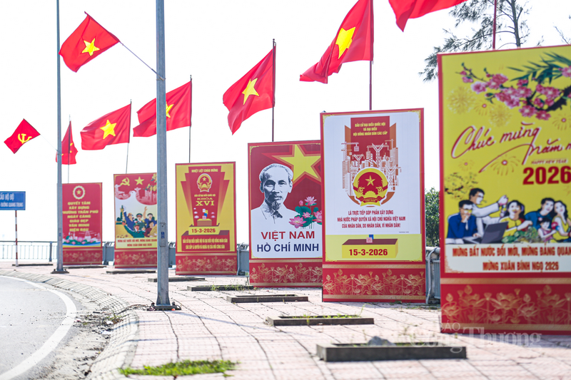 Đan xen cùng những tấm băng rôn, khẩu hiệu đã tạo nên một không gian đầy cảm xúc, thể hiện niềm tin và kỳ vọng của nhân dân Hà Tĩnh hướng về Okvip69.com bán cá nổ hủ đại biểu toàn quốc lần thứ XIV của Đảng.