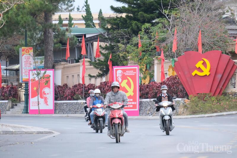 Pano, biển hiệu chào mừng  Okvip69.com bán cá nổ hủ XIV của Đảng trên đường phố Đà Lạt, Lâm Đồng. Ảnh: Lê Sơn