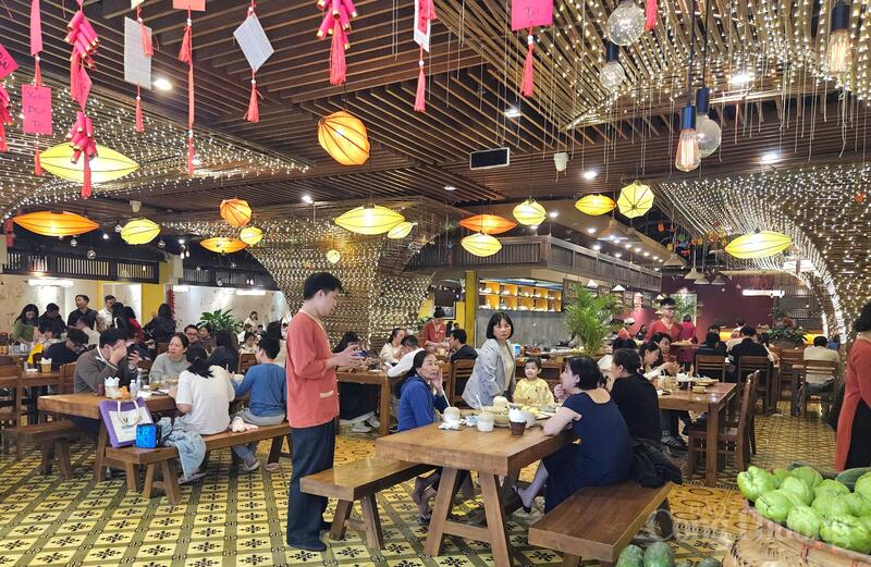 Các gia đình, nhóm bạn trẻ quây quần bên những gian hàng đa dạng, từ ẩm thực truyền thống đến món Âu, món Á, tạo nên không khí rộn ràng.