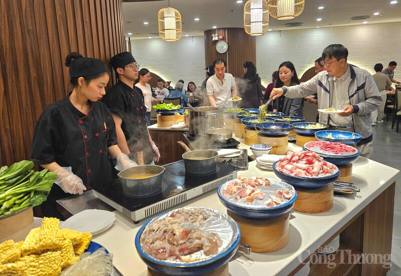 Tại Royal City, khu ẩm thực luôn tấp nập thực khách.