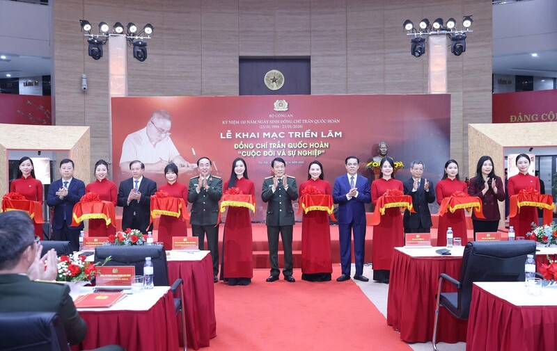 Bộ trưởng Bộ Công an Lương Tam Quang và các đại biểu thực hiện nghi thức cắt băng khai mạc triển lãm. Ảnh: Huyền Trang