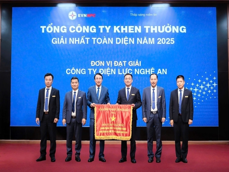 Phó Tổng Giám đốc EVNNPC Lương Minh Thành trao cờ thi đua của Tổng Công ty Điện lực miền Bắc cho Công ty Điện lực Nghệ An đạt giải Nhất, đã có thành tích xuất sắc hoàn thành toàn diện các nhiệm vụ được giao năm 2025. Ảnh: Phan Thuỷ