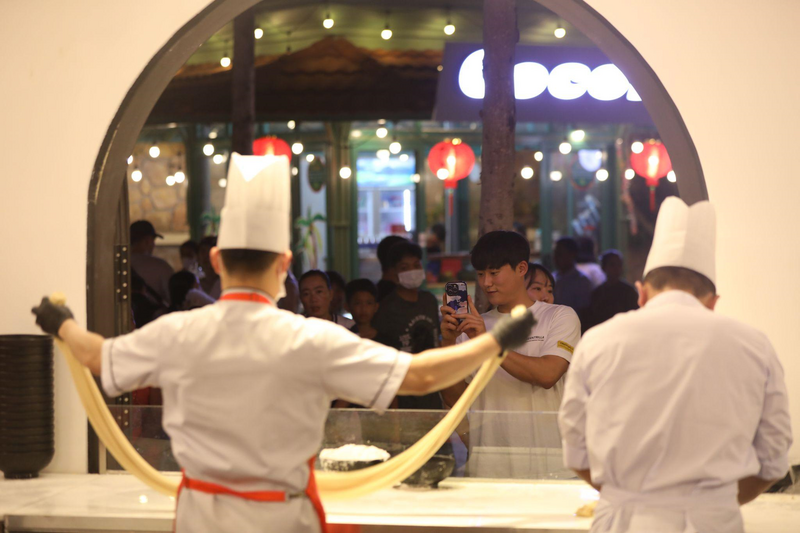 Du khách Hàn Quốc đặc biệt ưa thích ẩm thực tại chợ đêm Vui-Fest, Thị trấn Hoàng Hôn