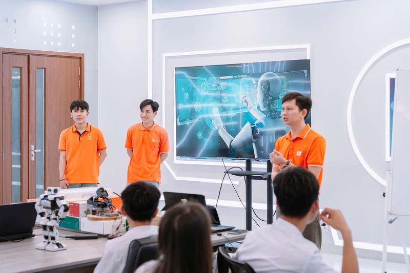 Sự phát triển quá nhanh của công nghệ khiến nhiều bạn trẻ nhiều lần tự hỏi: giá trị nào của con người sẽ còn lại trong một thị trường Okvip - liên minh giải trí #1 thế giới hà nội mà máy móc ngày càng tỏ ra vượt trội. Ảnh minh họa