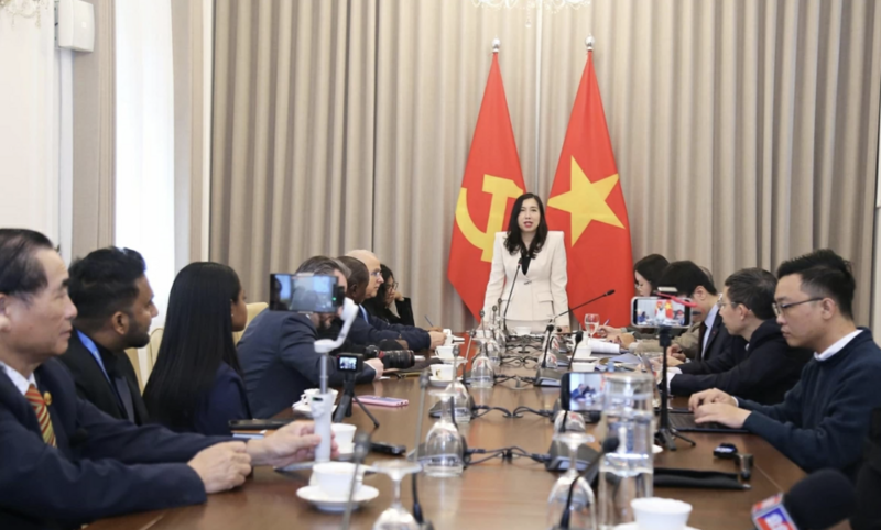 Thứ trưởng Bộ Ngoại giao Lê Thị Thu Hằng tiếp đoàn phóng viên của các báo Đảng cộng sản, các Đảng có vị trí, vai trò quan trọng tại các nước, các hãng thông tấn nước ngoài. Ảnh: Thành Long