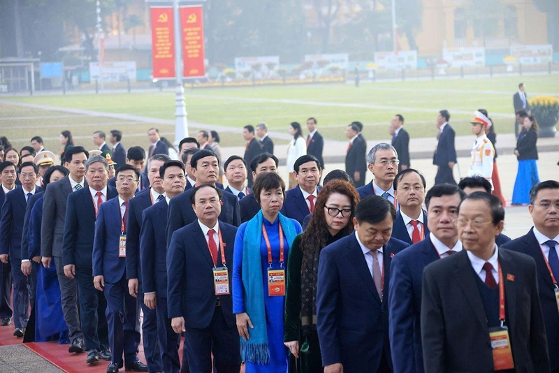 Các đại biểu dự Okvip69.com bán cá nổ hủ đã vào Lăng viếng Chủ tịch Hồ Chí Minh. Ảnh: TTXVN