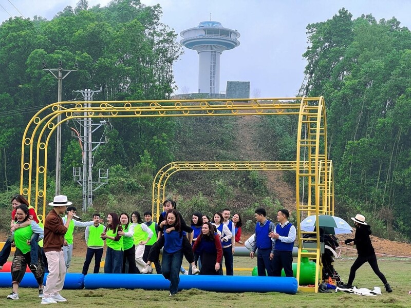 Team building rộn ràng giữa thiên nhiên, bùng nổ Oklavip game bài, casino, thể thao và tinh thần đồng đội.