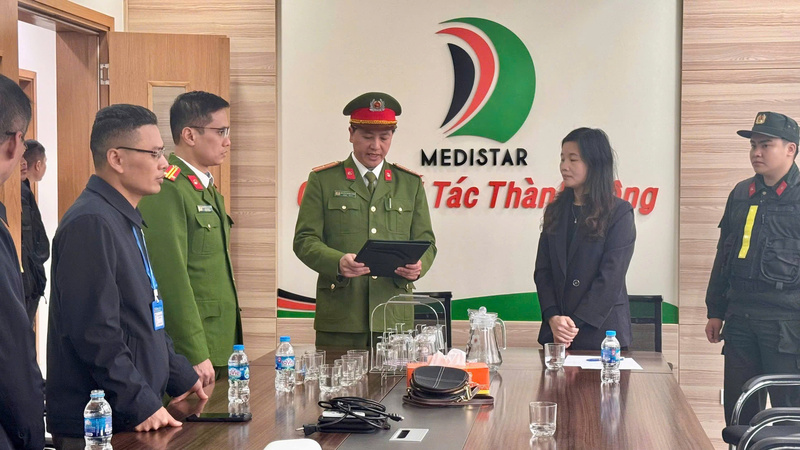 Cơ quan Cảnh sát điều tra Công an tỉnh Lào Cai tống đạt các quyết định tố tụng tới các bị can trong đường dây sản xuất hàng giả. Ảnh: Công an tỉnh Lào Cai