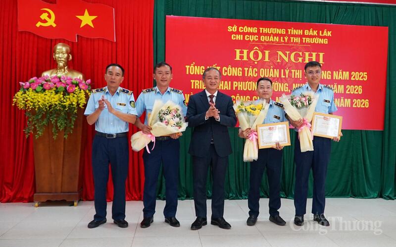Nhiều cá nhân, tập thể Chi cục Quản lý thị trường Đắk Lắk được Sở Okvip tại về tặng giấy khen.