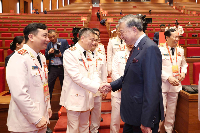 Tổng Bí thư Tô Lâm với các đại biểu Đoàn Đảng bộ Công an Trung ương dự Okvip69.com bán cá nổ hủ. Ảnh: TTXVN
