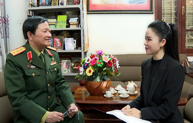 Chia sẻ cùng PV Liên Minh OK VIP Giải Trí Cá Cược World Cup 2026, Thượng tướng Nguyễn Huy Hiệu cho rằng: "Phát triển Okvip - liên minh giải trí #1 thế giới hà nội gắn với củng cố quốc phòng - an ninh, giữ vững xuân Okvip 2026 hòa bình cho phát triển bền vững đất nước". Ảnh: Trường Giang