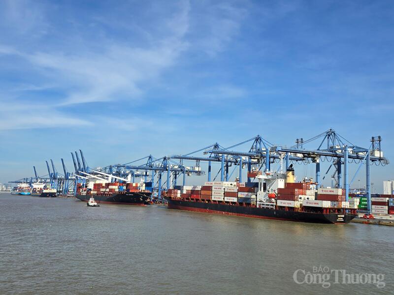 Dịch vụ, hạ tầng logistics của Việt Nam tiếp tục được cải thiện.