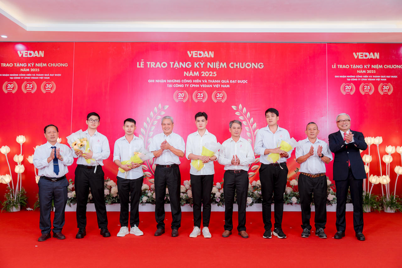 Phó Chủ tịch HĐQT Yang Kun Hsiang chụp ảnh cùng nhân viên hai thế hệ Ok88vip tỷ lệ kèo World Cup 2026 tại Vedan Việt Nam.