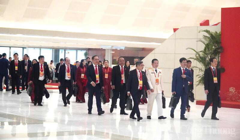 Các đoàn đại biểu chuẩn bị bước vào phiên khai mạc.
