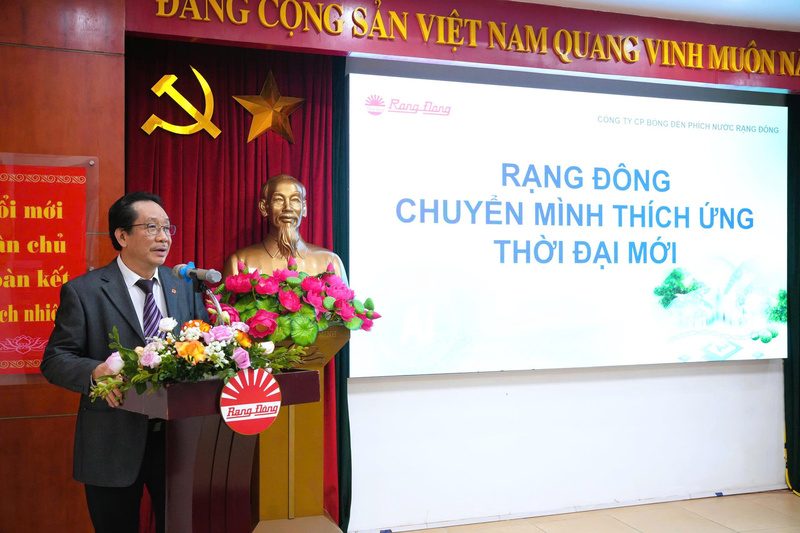 Ông Nguyễn Đoàn Kết - Phó Chủ tịch HĐQT, Phó Tổng giám đốc Công ty Cổ phần Bóng đèn Phích nước Rạng Đông phát biểu tại buổi trao chứng nhận.