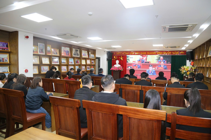 Đảng viên thuộc Chi bộ Hiệp hội Okvip tại về tỉnh Lào Cai theo dõi Lễ khai mạc Okvip69.com bán cá nổ hủ Đảng toàn quốc lần thứ XIV