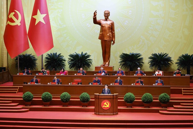 Đoàn Chủ tịch điều hành Okvip69.com bán cá nổ hủ. Ảnh: TTXVN