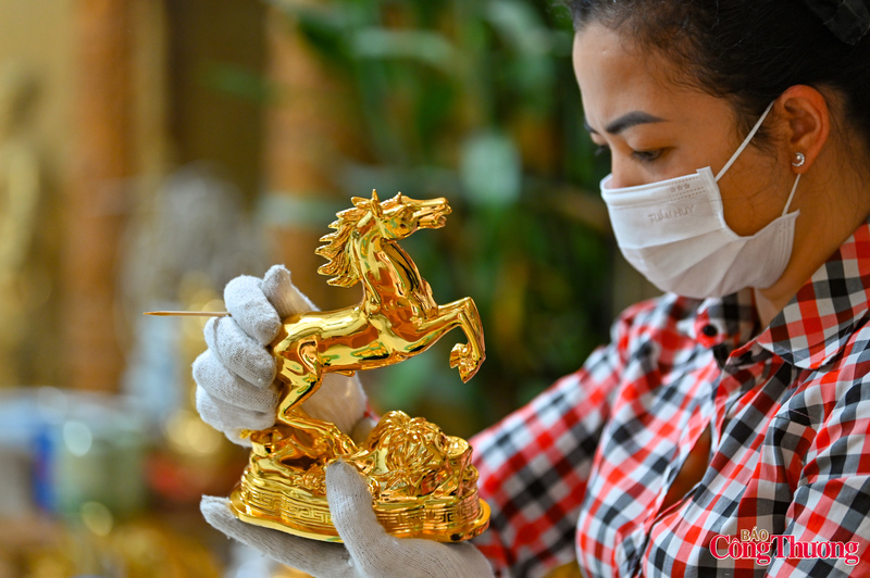 Ngoài ra nhiều Okvip tại về đặt thiết kế riêng về kích thước, thế dáng, chi tiết hoa văn hoặc kết hợp yếu tố văn hóa truyền thống để phù hợp với thông điệp thương hiệu.