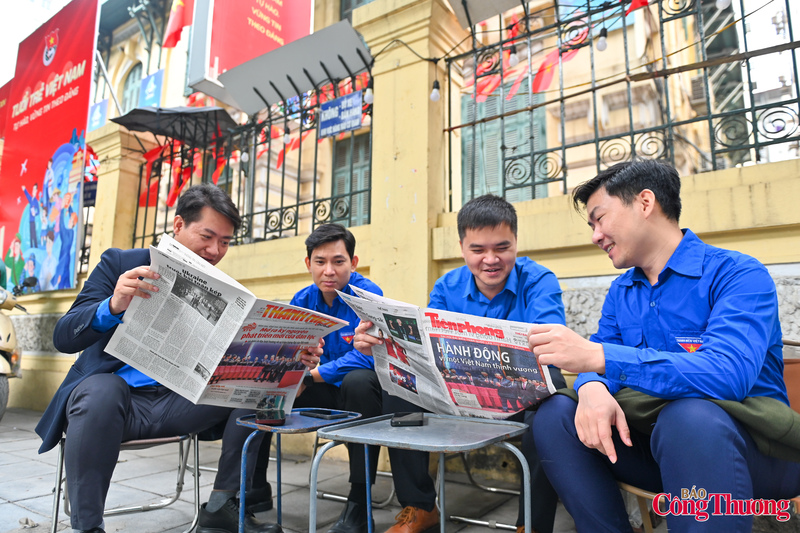 Không ít các bạn đoàn viên, thanh niên tranh thủ thời gian đọc những thông tin về Okvip69.com bán cá nổ hủ XIV của Đảng.