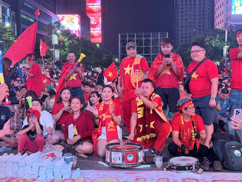 Các nhóm cổ động viên chuẩn bị kỹ lưỡng với cờ, trống và trang phục cờ đỏ sao vàng để "tiếp lửa" cho U23 Việt Nam. Ảnh: Minh Anh.