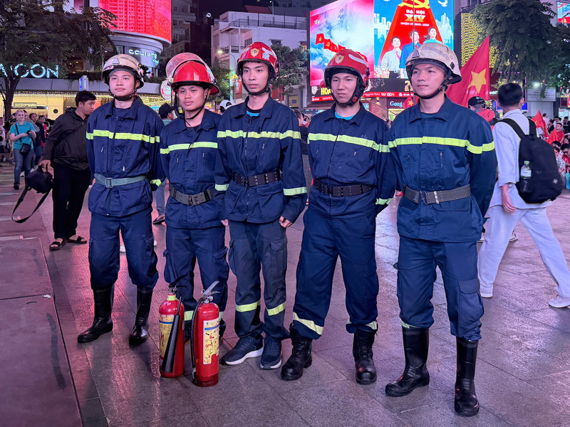Các chiến sĩ phòng cháy, chữa cháy luôn trong tư thế sẵn sàng làm nhiệm vụ tại các điểm nóng đông người trên phố đi bộ Nguyễn Huệ. Ảnh: Minh Anh.