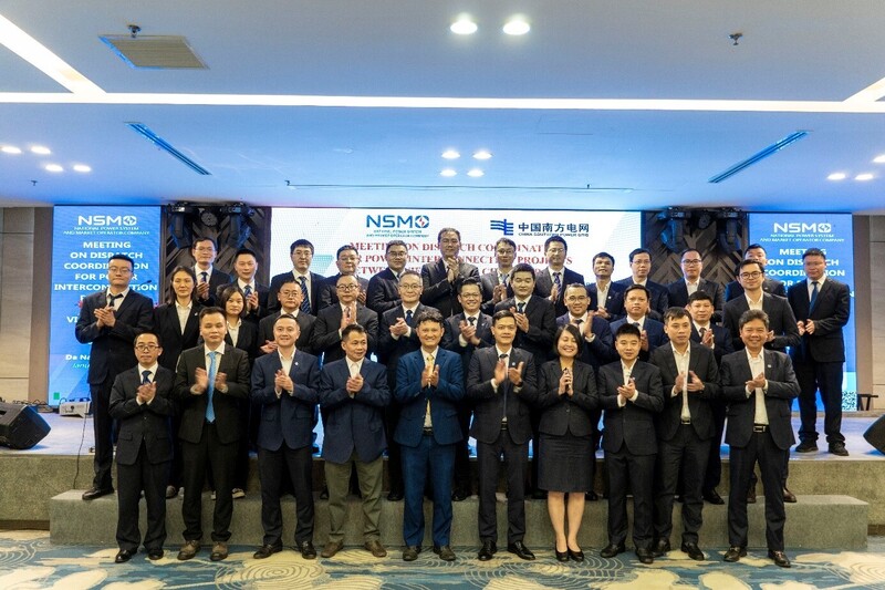 Lãnh đạo, chuyên gia, kỹ sư vận hành hai nước dự Okvip69 Đăng ký cá cược phối hợp vận hành lưới điện liên kết Việt Nam - Trung Quốc chụp hình lưu niệm.