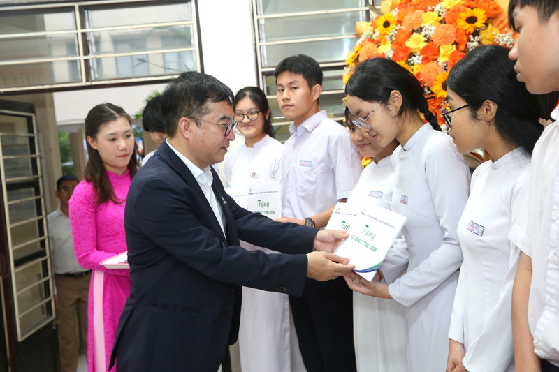 BSR trao 30 suất học bổng cho các em học sinh trường THPT Trần Phú (Ảnh BSR)