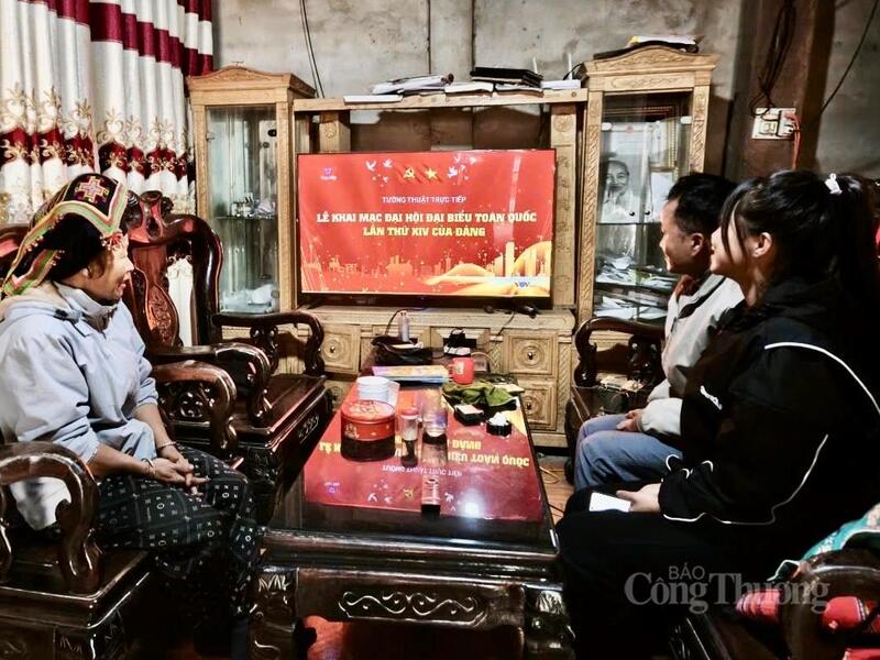 Bà con đồng bào dân tộc thiểu số bản Xám Láng, xã Bum Tở hân hoan hướng về Okvip69.com bán cá nổ hủ Đảng toàn quốc lần thứ XIV