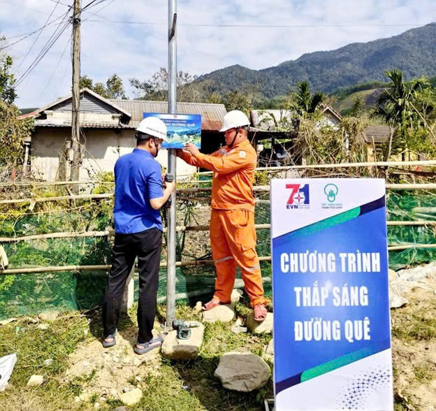 Lắp đặt, thi công hệ thống chiếu sang "Thắp sáng đường quê" tại xã A Lưới 1. Ảnh: D. Huyền