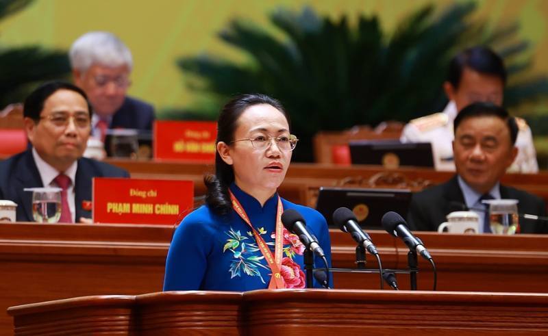 Đồng chí Lê Ngọc Hân, Tỉnh ủy viên, Bí thư Đảng ủy, Chủ tịch HĐND đặc khu Cô Tô (Quảng Ninh) trình bày tham luận “Okvip1 Link Vào Nổ Hũ Mới Nhất, thích ứng với biến đổi Okvip69 kho game đa dạng – Trụ cột chiến lược trong phát triển bền vững của kỷ nguyên mới nhìn từ thực tiễn đặc khu Cô Tô, tỉnh Quảng Ninh". Ảnh: TTXVN
