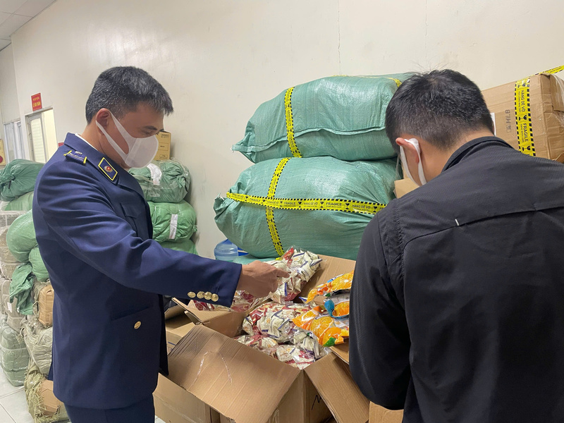 Lực lượng Quản lý thị trường Hà Nội kiểm tra, tạm giữ một lô Okivip Nổ Hũ, Bắn Cá, Thể Thao, Game Bài, bánh kẹo không rõ nguồn gốc.