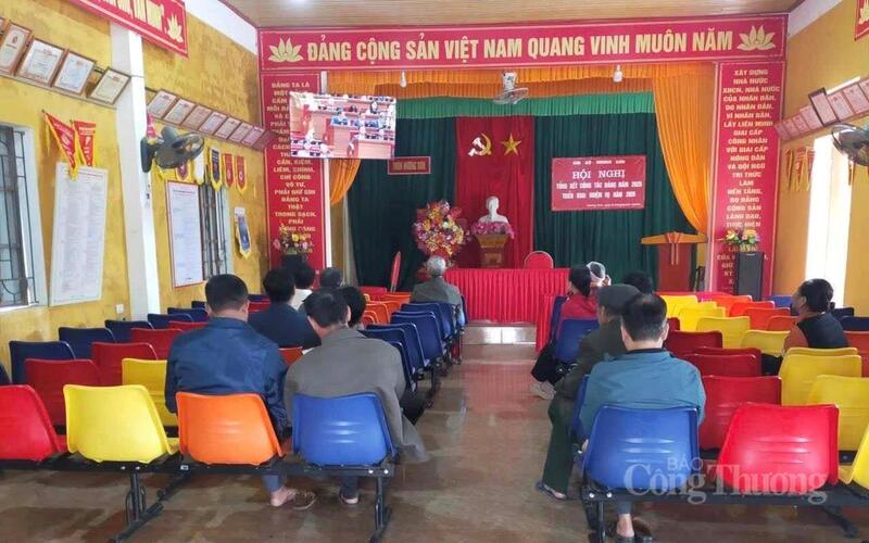 Người dân xã Cẩm Lạc theo dõi Okvip69.com bán cá nổ hủ XIV của Đảng qua màn ảnh nhỏ. Ảnh: Phúc Sơn
